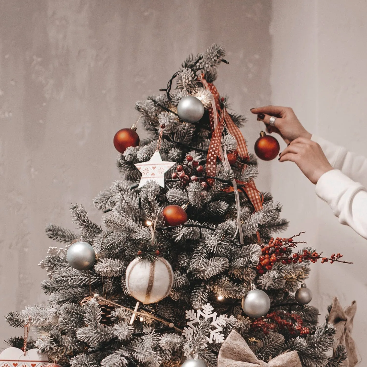 Albero Di Natale Innevato Con Pigne 150cm
