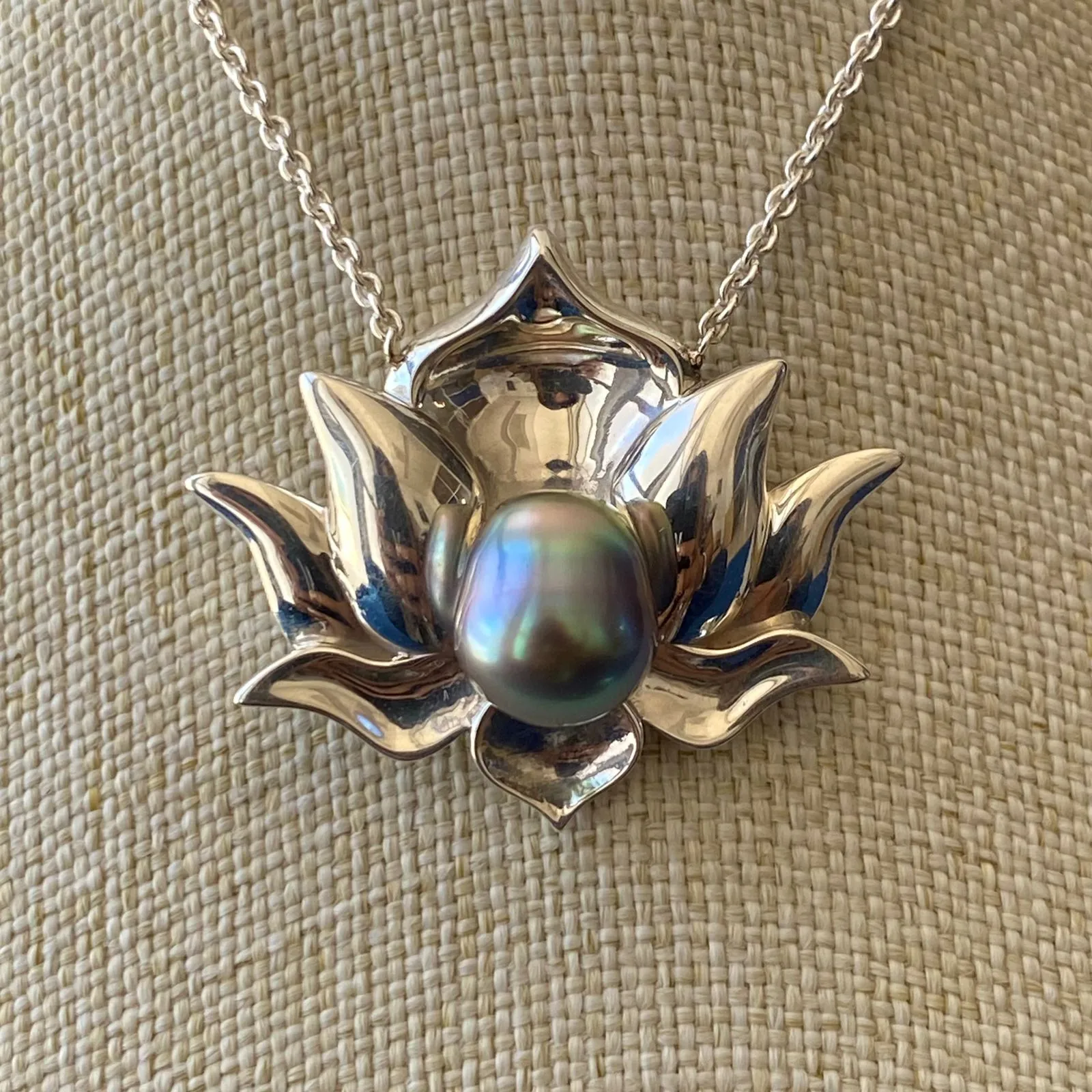 "Flor de Loto" Silver Necklace with Cortez Pearl by "Noble Sensación"