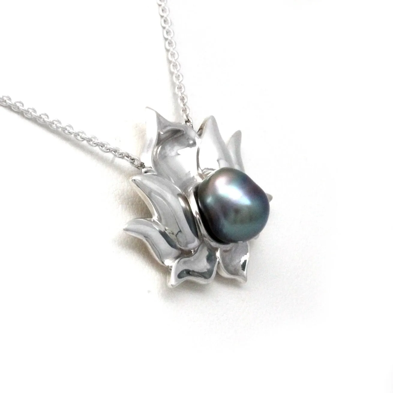 "Flor de Loto" Silver Necklace with Cortez Pearl by "Noble Sensación"