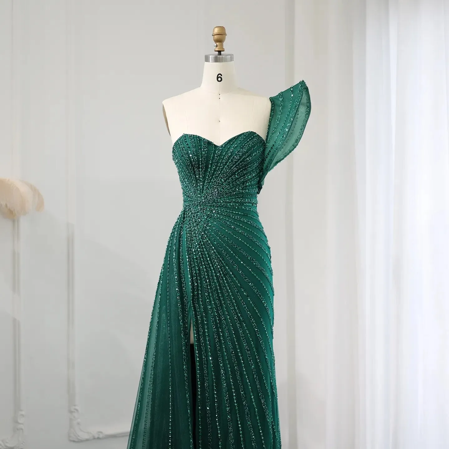 Vestido de Festa Luxo com Fenda e Manga Assimétrica - Modelo Especial