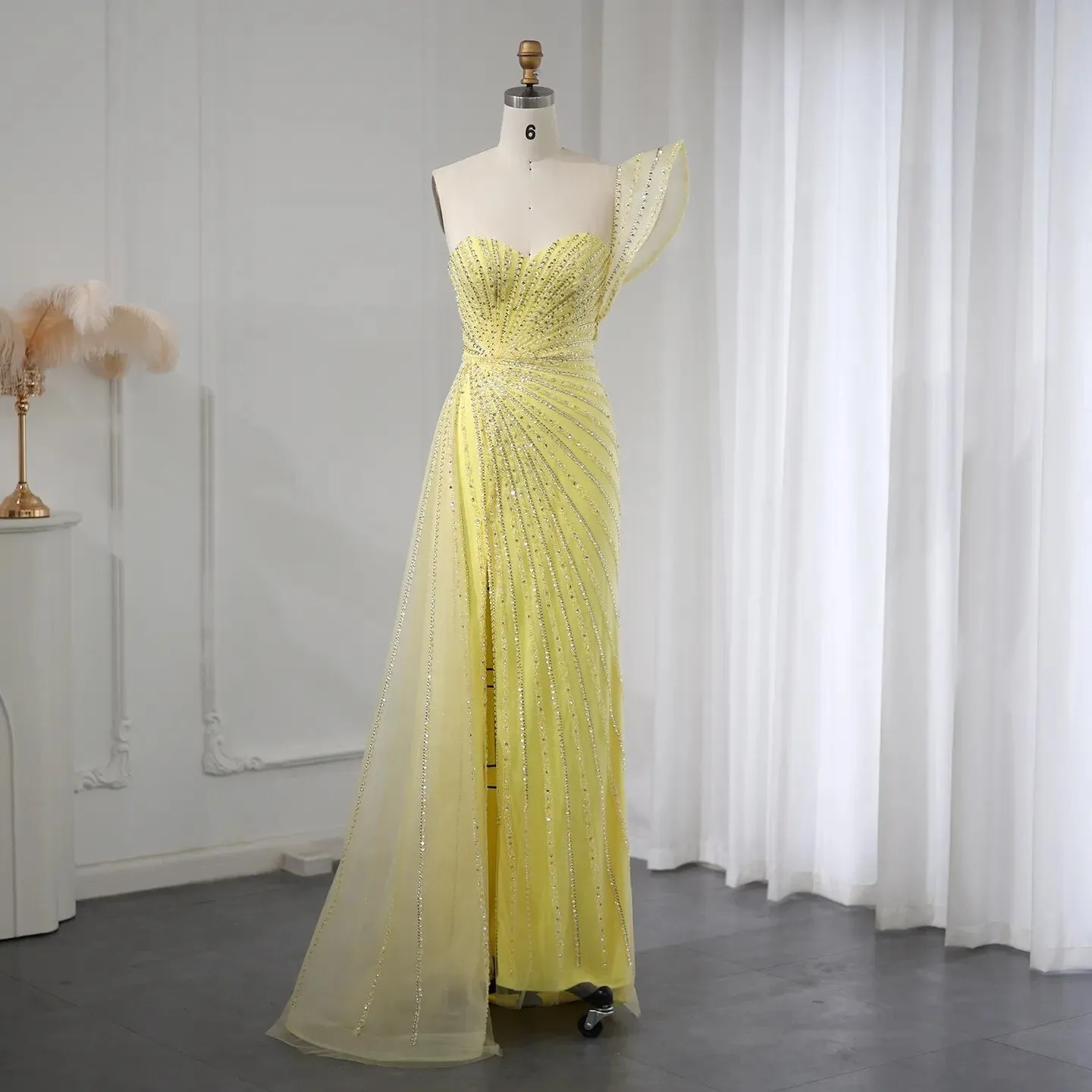 Vestido de Festa Luxo com Fenda e Manga Assimétrica - Modelo Especial